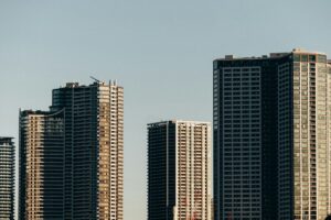 投資用マンションを売るべきタイミングとは？利回り・築年数・市況で判断する方法